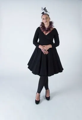 Elegant portræt i sort kjole med fjerdetalje