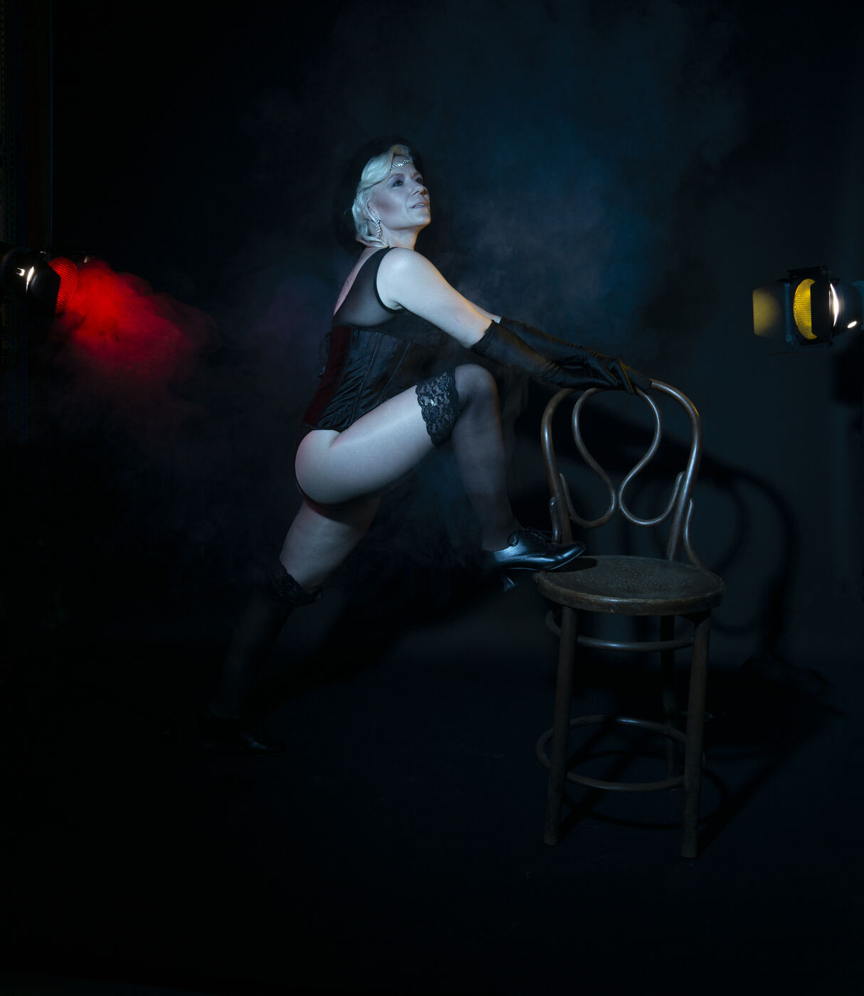 Cabaret-performer i scenelys