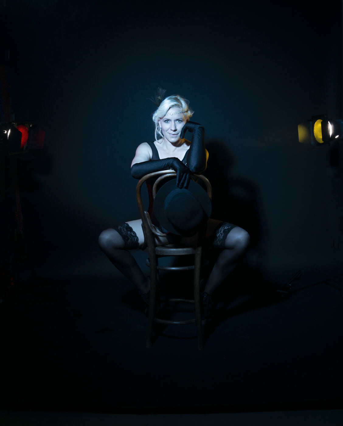 Cabaret-portræt med kostume og fjer