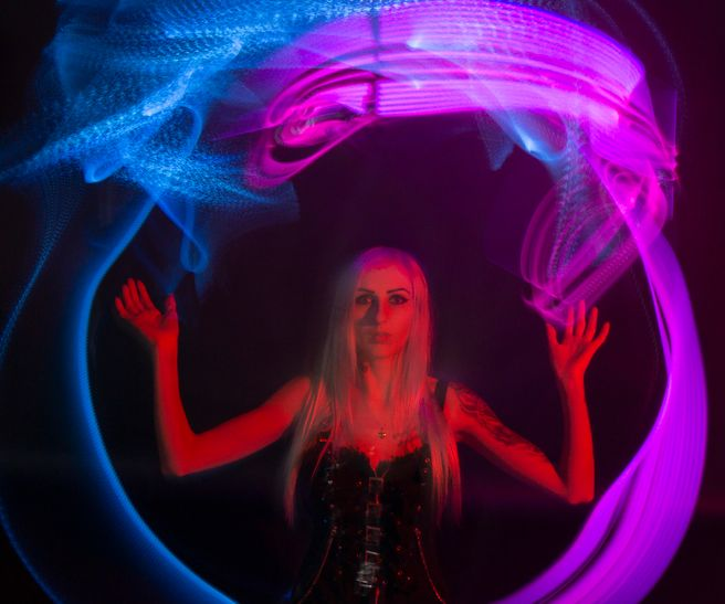 Light painting i blå og pink omkring portræt