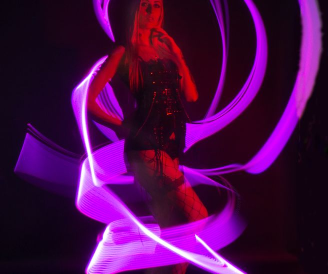 Light painting i lilla spiraler omkring korset